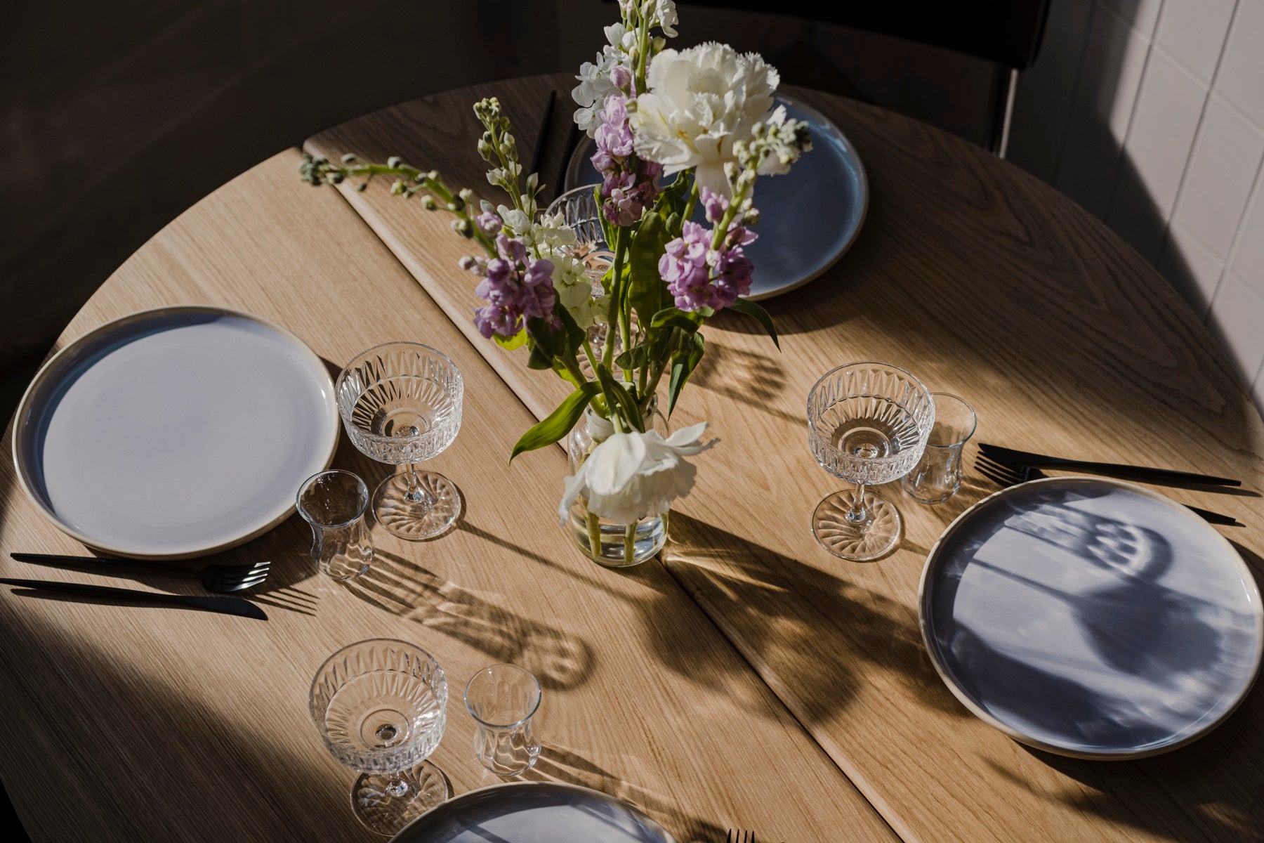 From intimate dinners to lavish feasts, modern dining room inspiration is just a few clicks away. Browse round & rectangular tables, benches, chairs, bar trolleys, and bar stools for japandi or minimalist spaces. Suitable for small and spacious homes.