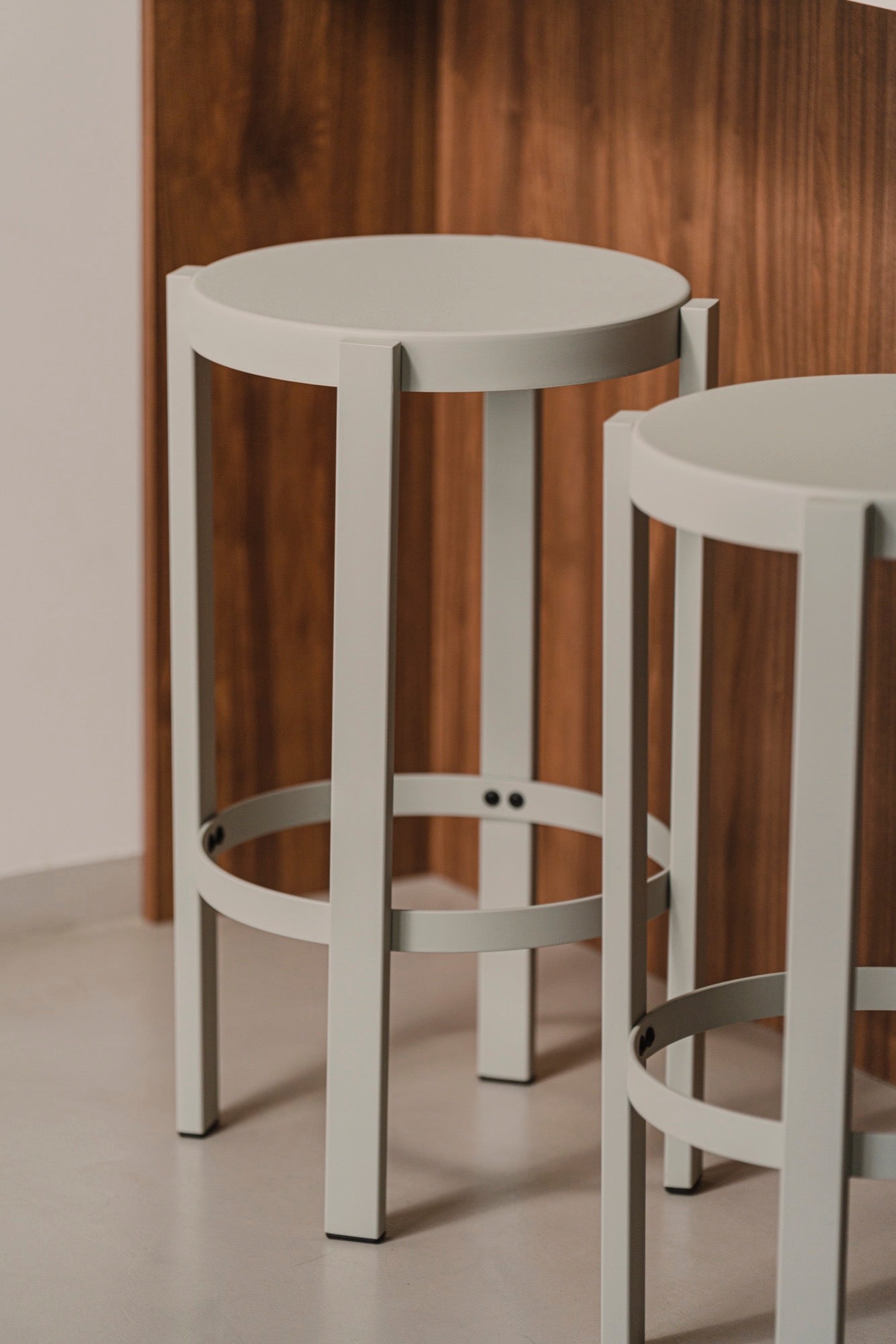 From intimate dinners to lavish feasts, modern dining room inspiration is just a few clicks away. Browse round & rectangular tables, benches, chairs, bar trolleys, and bar stools for japandi or minimalist spaces. Suitable for small and spacious homes.