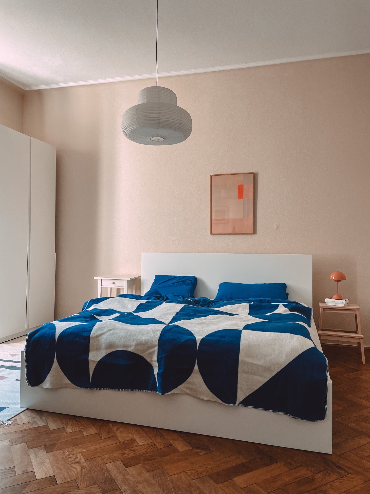 Sleep in style with our modern bedroom furniture designed to elevate your space and enhance your rest. Get inspired by cozy and aesthetic bedroom ideas featuring beds with headboards, bedside tables, benches, ambient lighting, and more.